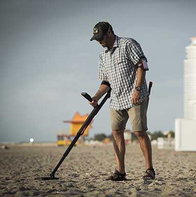 The Minelab Go-Find 22 on the beach